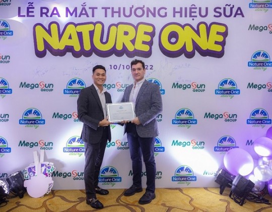 CEO Nature One Dairy Australia trao chứng nhận phân phối chính hãng cho đại diện tại Việt Nam