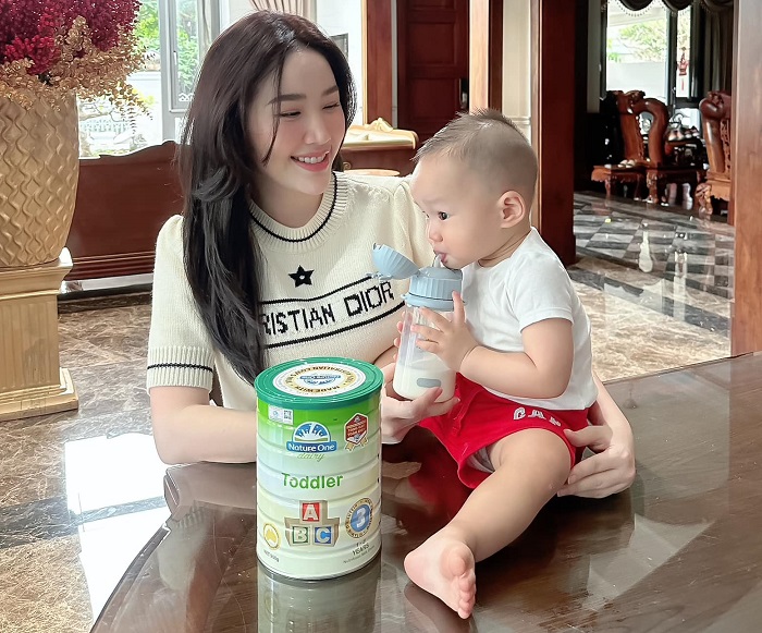 Ca sĩ Bảo Thy chọn sản phẩm Sữa Nature One Dairy số 3 – Toddler  cho “cậu ấm”.