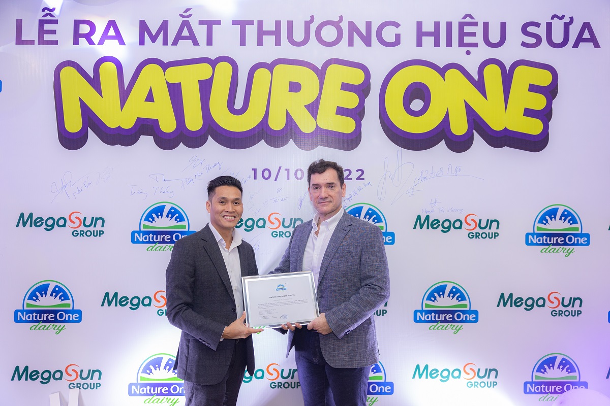  Ông Nick Dimopoulous - CEO của Nature One Dairy trao chứng nhận cho nhà phân phối duy nhất tại thị trường Việt Nam